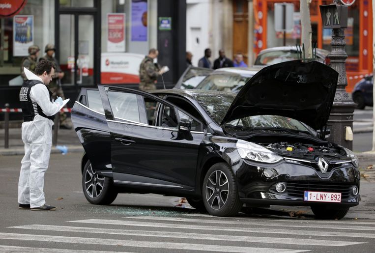 De politie in Parijs onderzoekt dinsdag een Renault Clio die door de voortvluchtige Salah Abdeslam was gehuurd. Beeld AFP