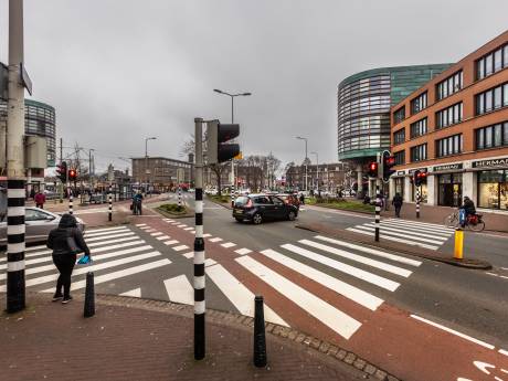 Protestmars tegen autoluw maken van Hobbemaplein: ‘Doodsteek voor de Haagse Markt’