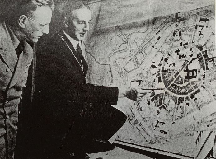 Rijkscommissaris Arthus Seyss-Inquart (links) en burgemeester Jan van Walré de Bordes van Middelburg bekijken een kaart waarop te zien welk deel van de stad op 17 mei 1940 in vlammen was opgegaan.