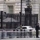 Auto boort zich in hekken van Downing Street, bestuurder gearresteerd
