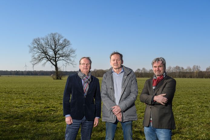 Albert Kraak, Rob Ariës en Cristiaan Kramers (vanaf links) van Tegenwind Haaksbergen, een nieuwe stichting die zich verzet tegen plaatsing van windmolens in Buurse.