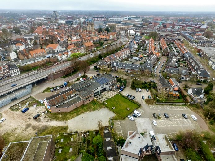 Brouwerij Davo vanuit de lucht, met goed zichtbaar het grasveld.