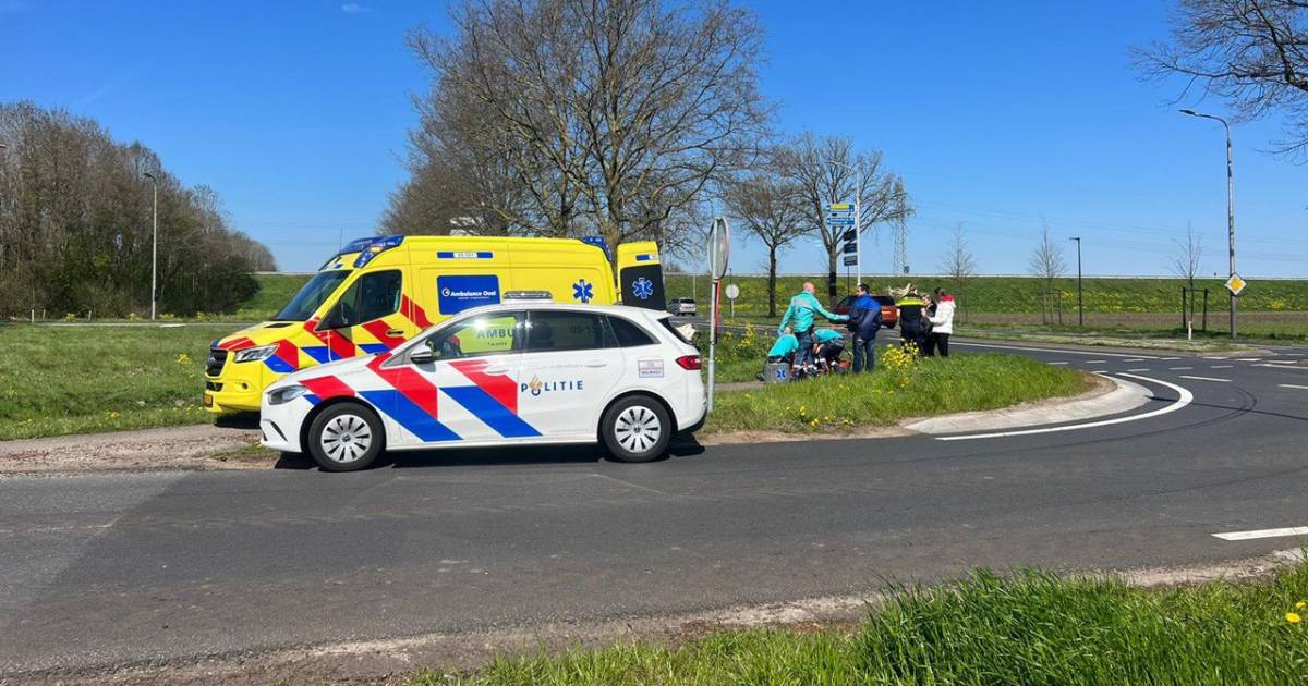 Handbiker gewond na botsing met auto in Almelo.