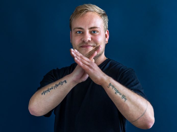 Tijn de Jong (28) wil dat non-binaire personen de mogelijkheid krijgen van een  ‘X' in officiële documenten zoals het paspoort, in plaats van een 'm’ of een ‘v’.
