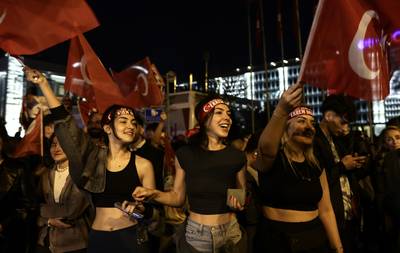 Stevig stemmenverlies voor partij van Erdogan bij lokale verkiezingen in Turkije: nederlaag dreigt in vijf grootste steden