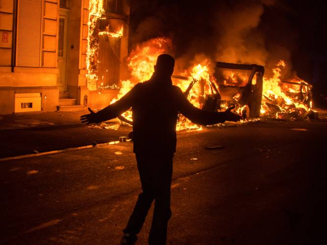 Brandweer betreurt dat politie mee moet op interventie tijdens nieuwjaarsnacht: “Dit is België. Geen oorlogsgebied”