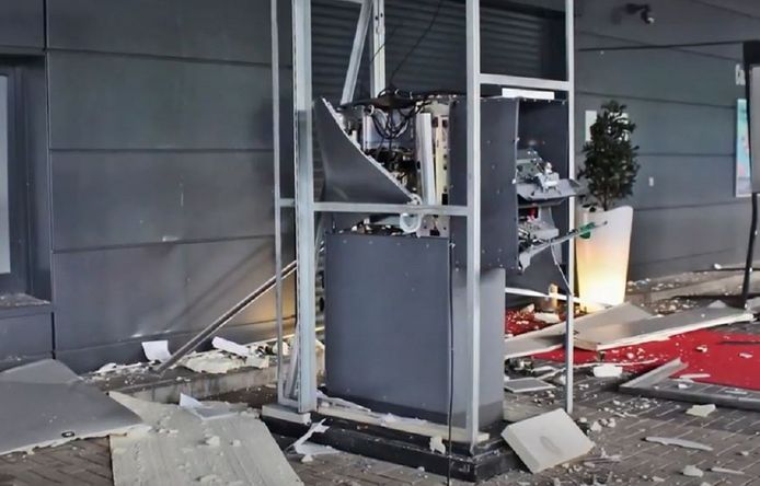 De zes worden onder andere verdacht van de plofkraak op deze geldautomaat in Monheim am Rhein, op 22 mei 2018.