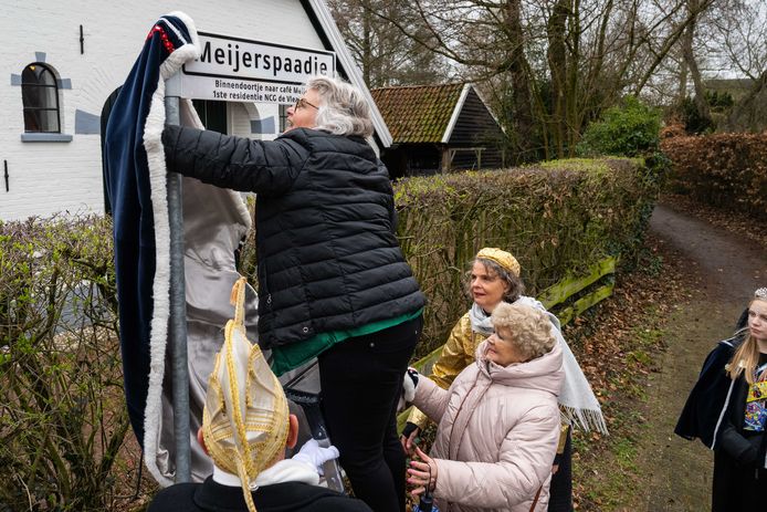 Bedenkster Rita Polman onthult het bordje Meijerspaadje. Bij haar Klaasje Kistemaker en Ria Ruiterkamp.