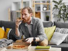 Eet je maaltijden niet voor de tv, zegt deze arts: ‘Je lijf vergeet dat het aan het eten is’ 