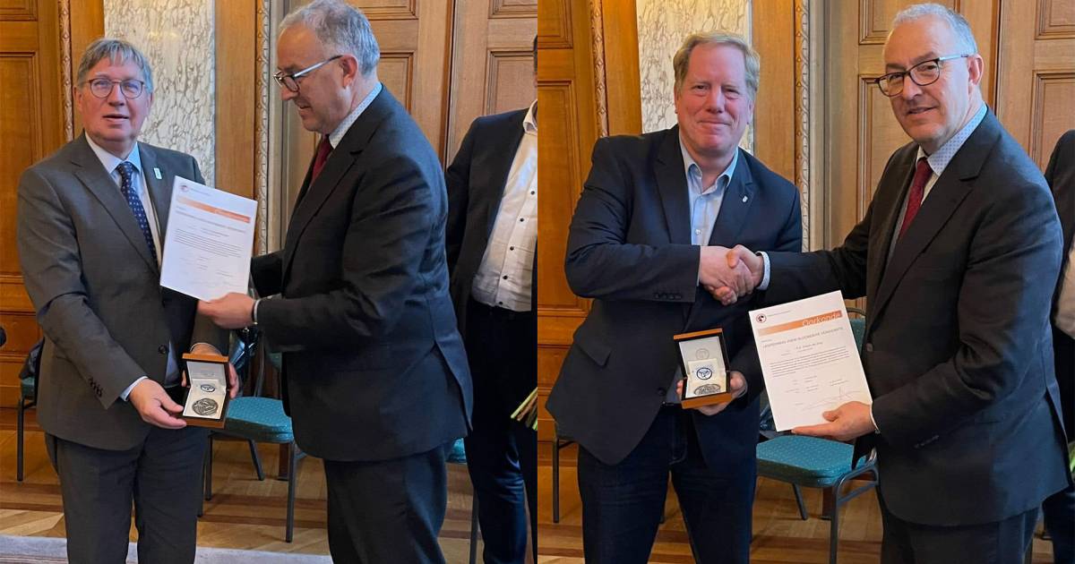 Afscheidnemende burgemeesters Voorne onderscheiden met erepenning ...