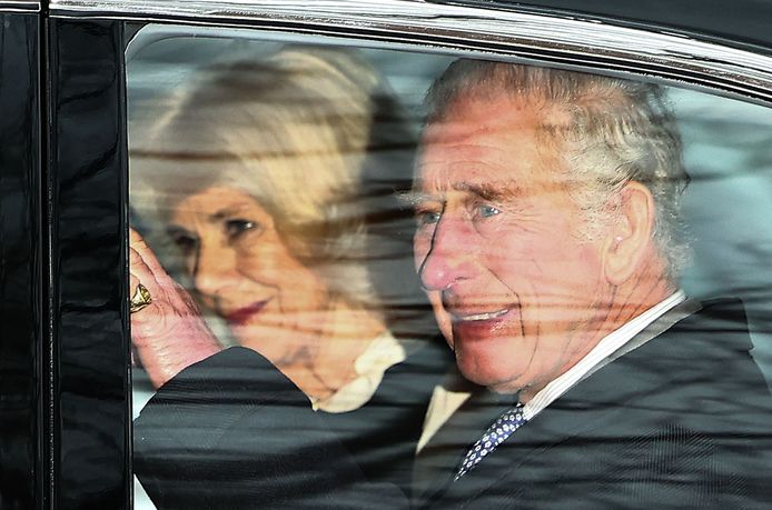 Charles en Camilla verlaten Clarence House.