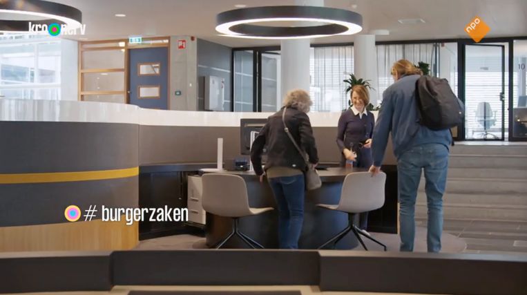 'Hallo, welkom, gaat u zitten.' In de serie Burgerzaken zijn het vooral de burgers die de show mogen stelen.  Beeld KRONCRV