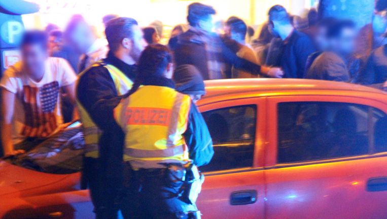 De politie arresteert een man tijdens de chaotische Oudejaarsnacht in Keulen. Beeld EPA