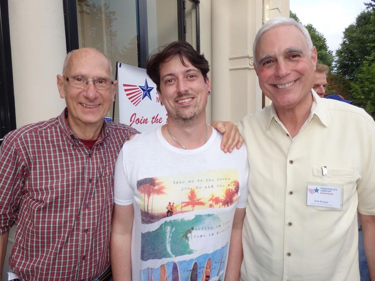 Gepensioneerd docent Andy Nicastro, Bobby Drake (Softwear) en Bob Bragar (Democrats Abroad) Beeld Schuim