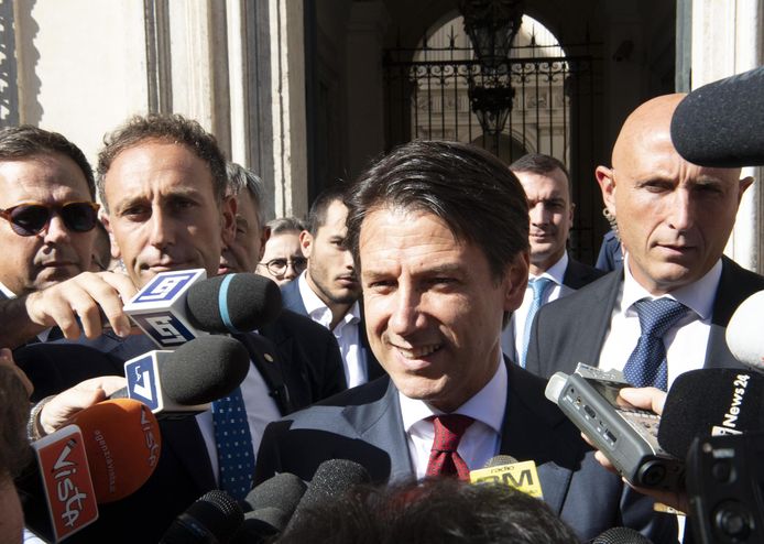 De Italiaanse overheidsschulden zullen de volgende drie jaar versneld worden afgebouwd. Dat beloofde de Italiaanse premier Giuseppe Conte (midden).