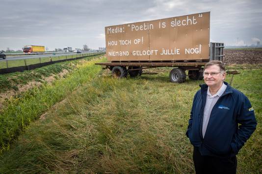 De eigenzinnige bioboer Hugo Jansen plaatste in 2017 drie billboards langs de A4 bij Ossendrecht met zijn mening over de westerse beeldvorming rond de Russische president Poetin.