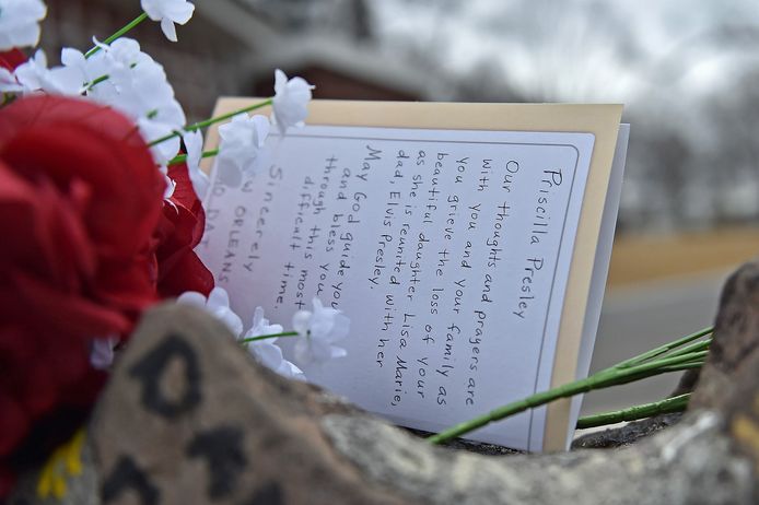 Fans flock to pay their respects to Lisa Marie Presley at Graceland.