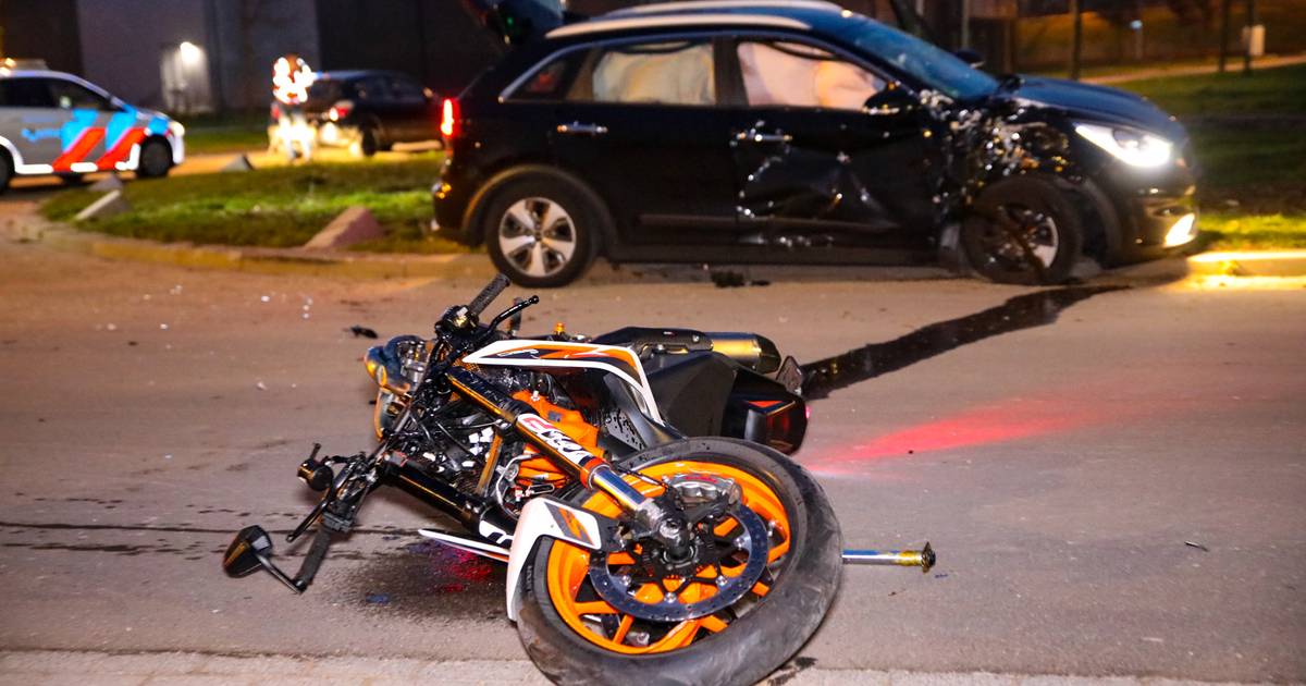 Man op crossmotor raakt zwaargewond na aanrijding met auto in Apeldoorn.