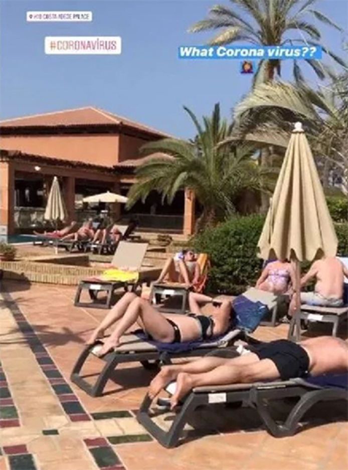 Gasten genieten van de zon in het door het coronavirus getroffen hotel op Tenerife.