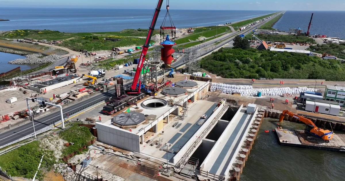 Nieuwe spuisluizen Afsluitdijk vertraagd door fataal duikongeval