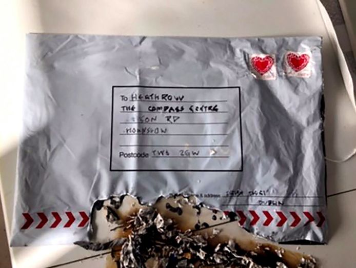In een kantoorgebouw tegenover Heathrow vloog een brief in brand nadat hij werd geopend.