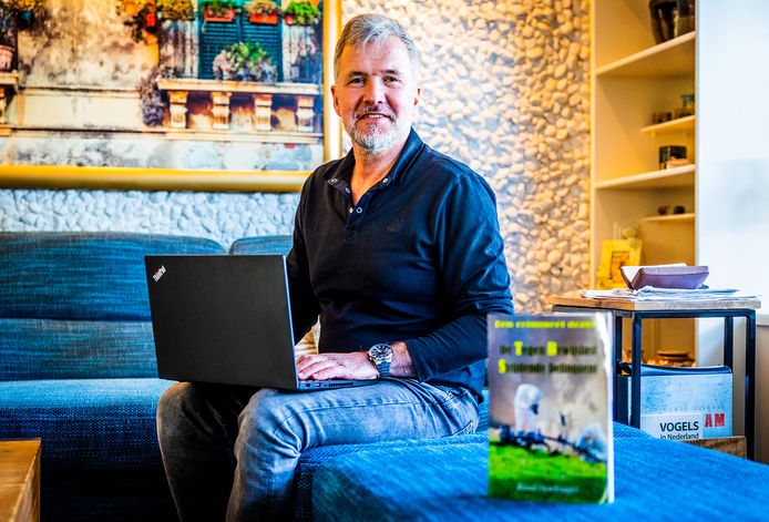 Ruud Hoefnagel op de plek waar hij het grootste deel van zijn boek schreef. ,,Het einde is zeker niet verkeerd.’’