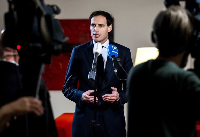 Minister Wopke Hoekstra wil geen nieuw steunpakket vrijmaken voor KLM zolang niet alle vakbonden aan de eisen voldoen.