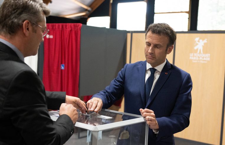 Frans president Emmanuel Macron brengt zijn stem uit. Beeld Photo News