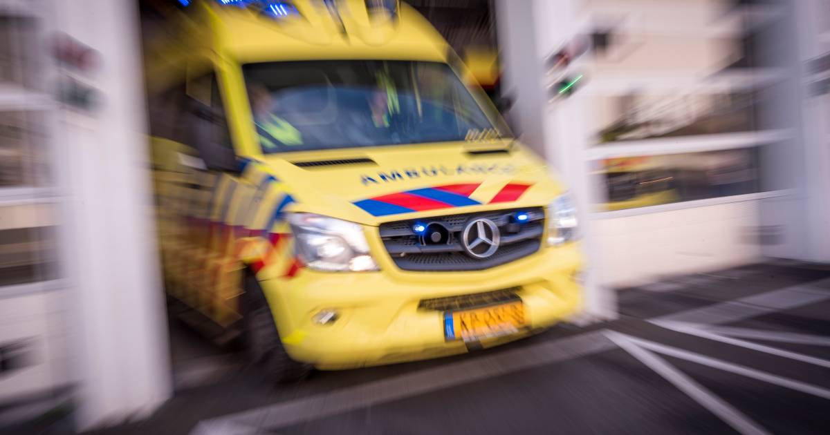 Medewerker ambulance gewond na opzettelijke aanrijding, bestuurder rijdt door.