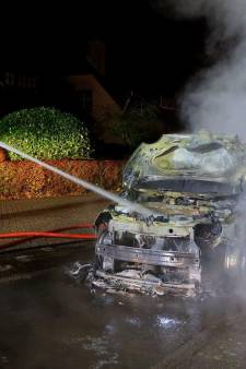 Auto brandt uit in Ammerzoden, ook schade aan andere auto