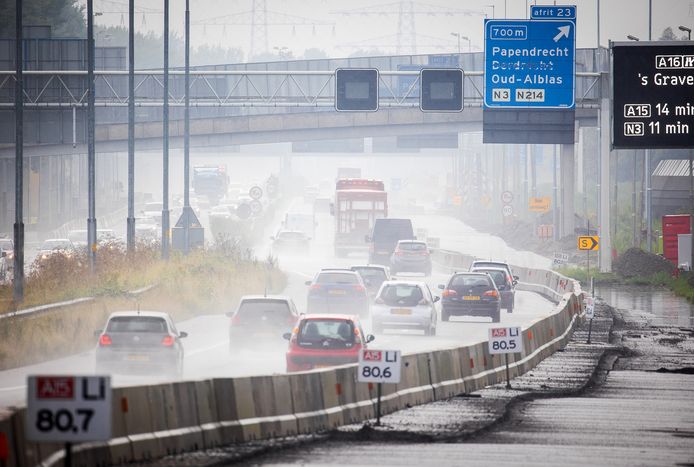 Wegwerkzaamheden op de A15 in Sliedrecht.