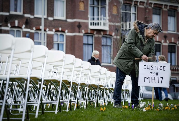 Nabestaanden van slachtoffers van vlucht MH17 houden een stil protest voor de ambassade van Rusland. Ze zetten 298 lege stoelen neer, als symbool voor alle omgekomen inzittenden.