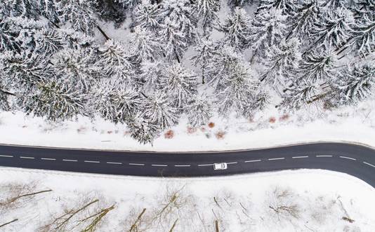 Dronebeelden van de sneeuw in Duitsland, nabij Holzminden.