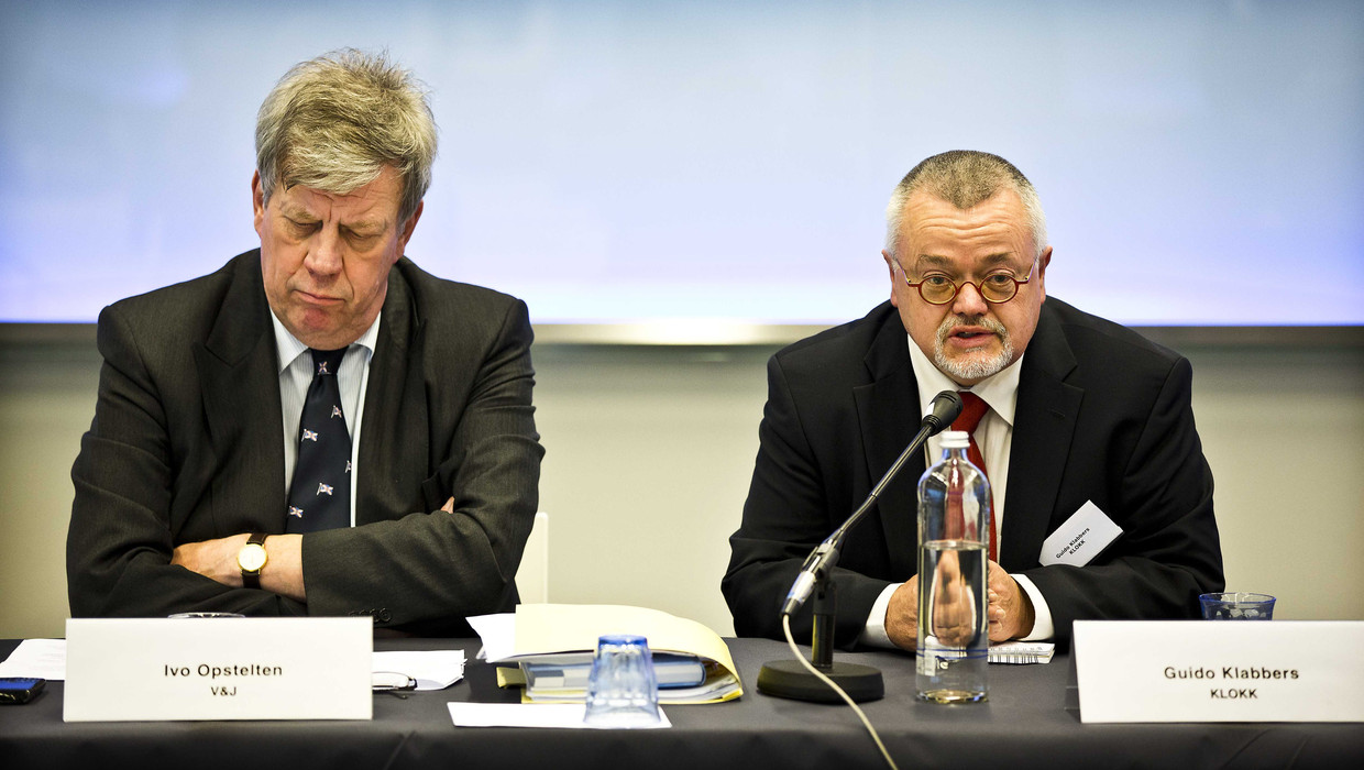 Minister Ivo Opstelten (Veiligheid en Justitie) (links) en Guido Klabbers van de slachtofferorganisatie KLOKK tijdens de persconferentie over misbruik in de zorg. Beeld ANP