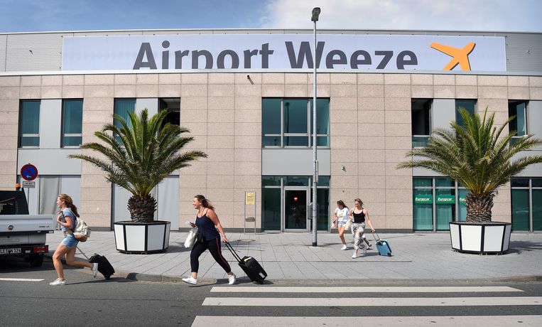 Het Duitse vliegveld Weeze.  Beeld Marcel van den Bergh / De Volkskrant