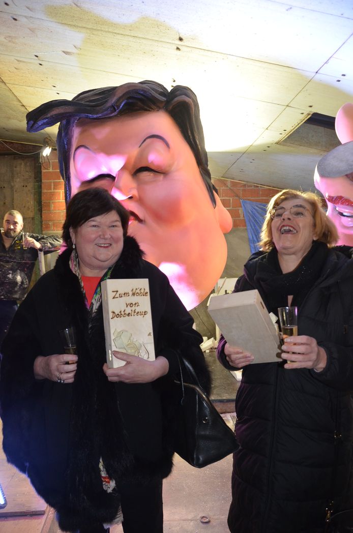 Maggie De Block op bezoek bij de Ninoofse carnavalsgroep Dobbelteup met de Ninoofse burgemeester en partijgenote Tania De Jonge.