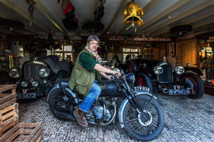 Bert Degenaar is liefhebber van oldtimers, zoals te zien op deze archieffoto.