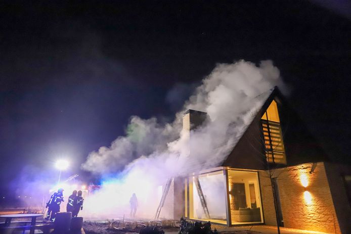 De brand ging met veel rookontwikkeling gepaard.