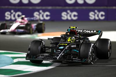 Lewis Hamilton kraakt “vreselijke” Mercedes en looft Red Bull: “Nog nooit een auto gezien die zo snel is”