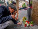 Inwoners van Würzburg plaatsen waxinelichtjes naast de ingang van het Woolworth-filiaal waar de messentrekker zijn eerste slachtoffers maakte.