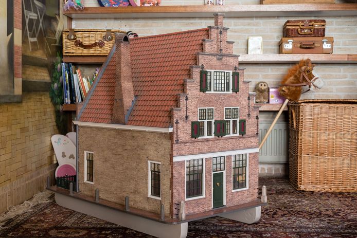 Een bijzondere accessoire in deze woning: een exacte kopie in de vorm van een poppenhuis.