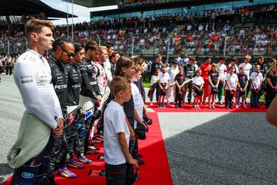 DAGBOEK. “Er viel een beklemmende stilte over het circuit”: onze F1-watcher was in Oostenrijk getuige van eerbetoon aan betreurde Van ’t Hoff