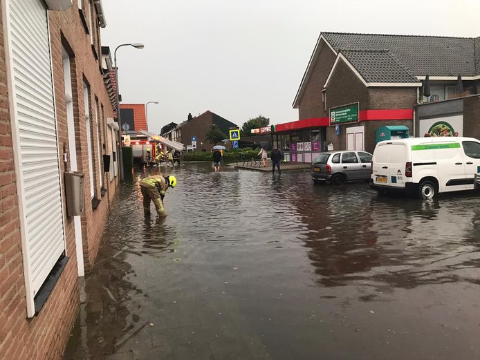 Huizen Lopen Onder Na Enorme Buien In Oud Vossemeer En Sint Annaland In 53 Jaar Nog Nooit Meegemaakt Tholen Pzc Nl