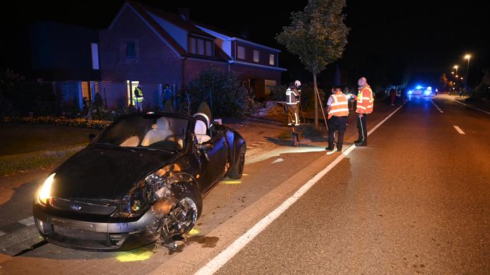 De vrouw die de zwarte cabrio bestuurde, verkeert in levensgevaar.