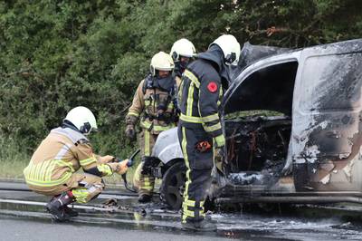 Oprit naar A1 bij Deurningen afgesloten na autobrand