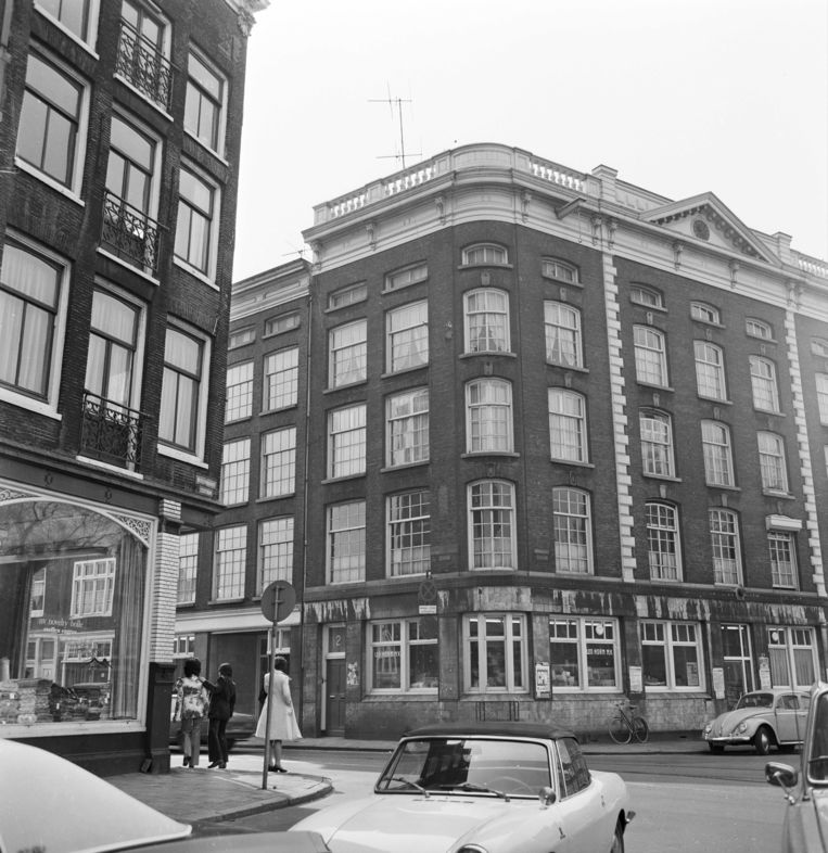 De stoffenwninkel van Leo Horn N.V. met geheel links een deel van Nieuwmarkt 25. Beeld Stadsarchief Amsterdam