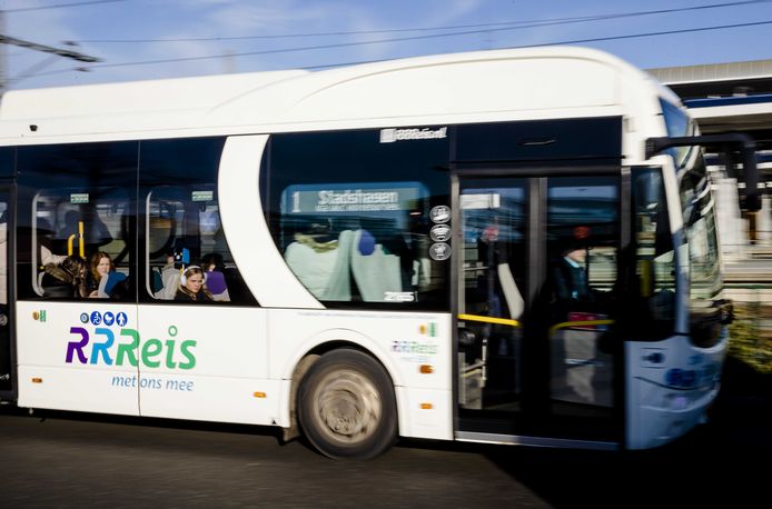 Een bus van regiovervoerder RRReis op het busperron in Zwolle.