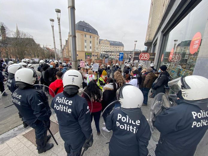 De politie probeert de manifestanten te isoleren.