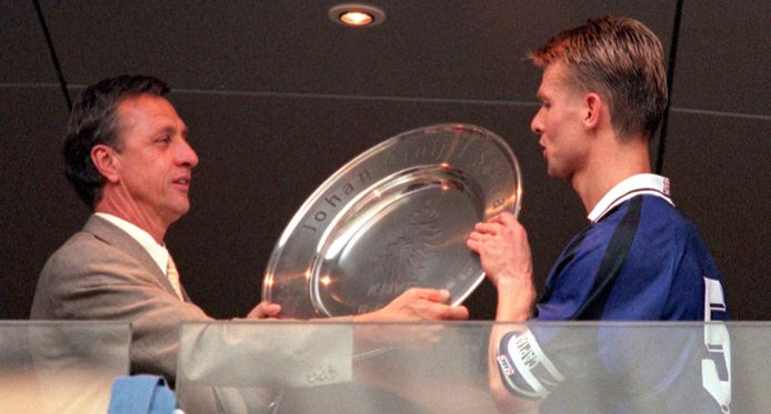 PSV-aanvoerder Arthur Numan neemt in 1996 de Johan Cruijff Schaal in ontvangst uit handen van Johan Cruijff zelf. De prijs werd dat seizoen voor het eerst naar de Nederlandse voetballegende vernoemd.