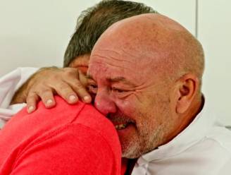 KIJK. Piet Huysentruyt barst in tranen uit tijdens ‘SOS Piet XL’: “Bomma was heel fier op jou”